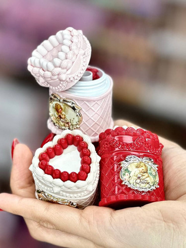 رژلب کیک توت فرنگی طرح فلاورنوز